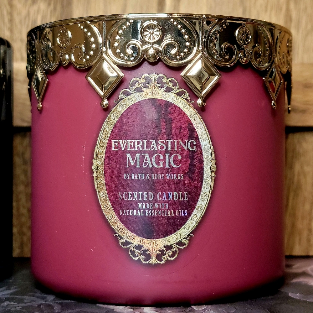 B&BW Everlasting Magic 3-Wick Candle w/ Skeleton King Glass & Gold Crown Lid